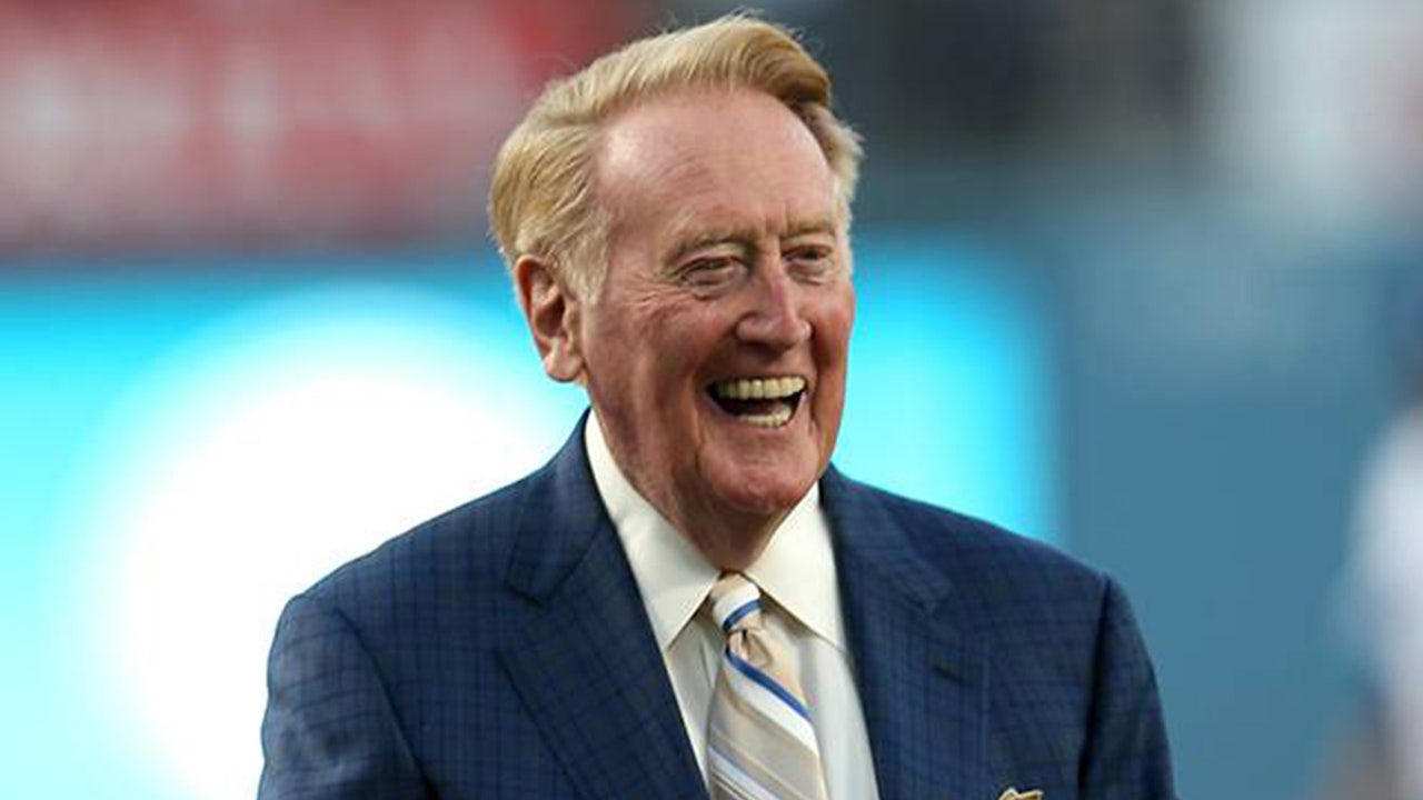 Vin Scully talks Rose Bowl, Dodgers on Twitter